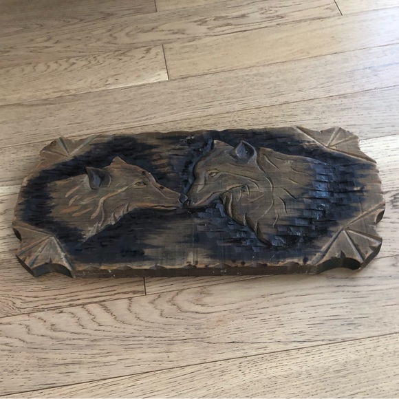 Signed & Dated Hand Carved Wooded Wolf Plaque Two Wolves Facing Each Other Wood - Picture 1 of 9